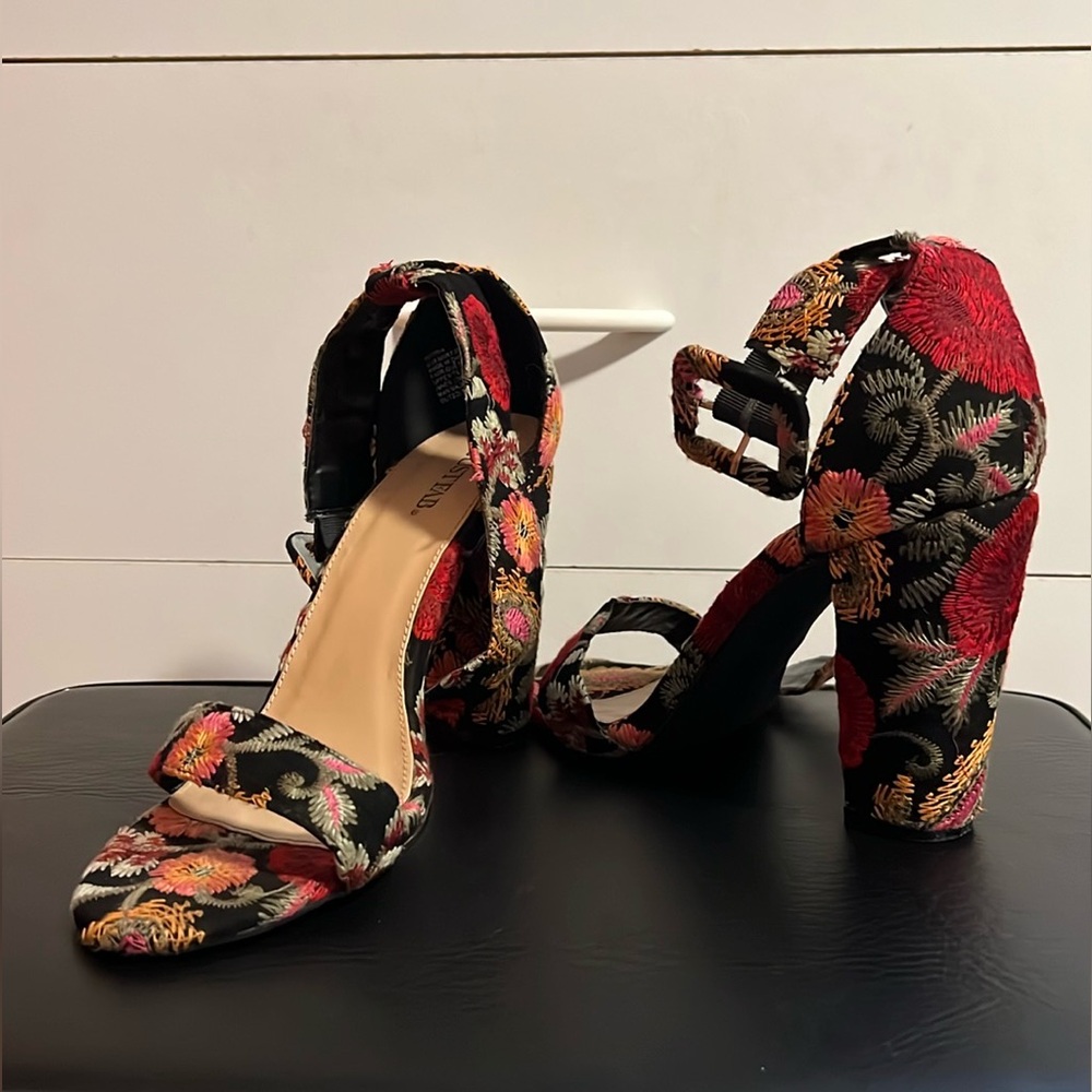 JustFab Embroidered Floral Open Toe Ankle Strap Women's Heels Size 9.5